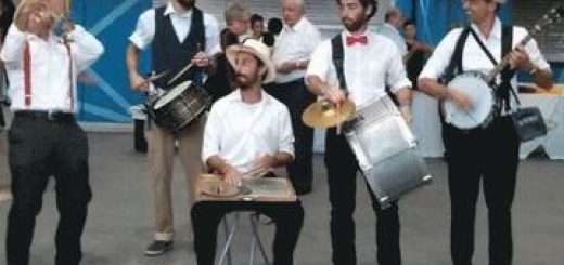 Трубач оркестра филармонии играет диксиленд в Израиле