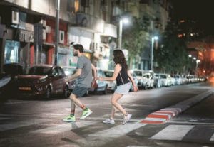Человек на улице — Танцевальное шоу-прогулка в наушниках в квартале Флорентин в Израиле